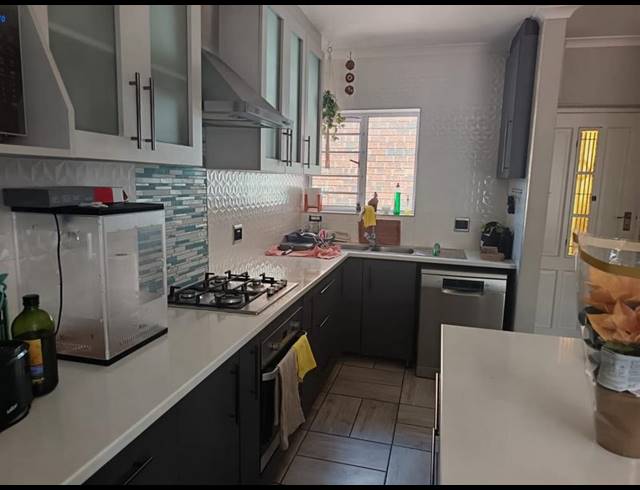 2 BEDROOM TOWNHOUSE FOR SALE IN LORRAINE